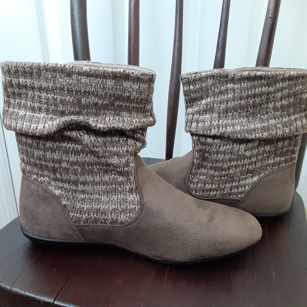 NWT Ankle Boot Olive Street Size 10 Eva